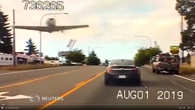 Avioneta aterriza de emergencia en  carretera y causa pánico en Washington. Foto: Captura de video