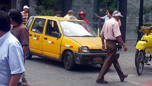 Taxi se estacionó en pleno crucero peatonal del jirón Ucayali