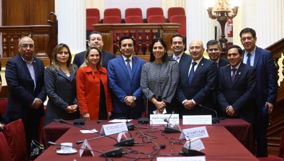 Además de Violeta en la presidencia, Richard Arce asumió como vicepresidente y Úrsula Letona como secretaria. (Foto: Congreso)