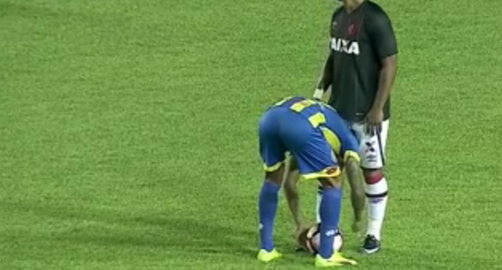Julio Irrazába hizo de las suyas en el partido Capiatá vs Atlético Paranaense. (Foto: Captura YouTube)