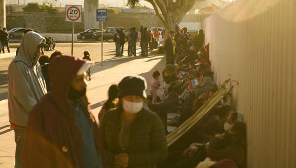 Un grupo de solicitantes de asilo espera afuera del puerto fronterizo de El Chaparral, en Tijuana, estado de Baja California, México. (Patrick T.FALLON / AFP).