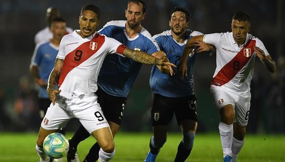 Paolo Guerrero estuvo bien controlado por Diego Godín y José María Giménez. | Foto: AFP