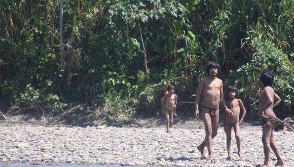 Familia Mashco Piro en la playa del río Alto Madre de Dios. Atender sus problemas de salud es complicado debido a que están en aislamiento. Crédito: FENAMAD.