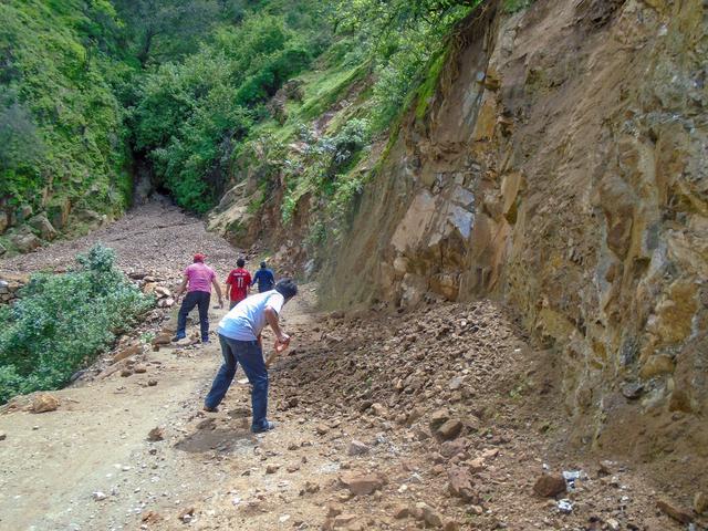 Defensa Civil de Yaután ha reportado que las aulas y viviendas se encuentran en peligro inminente por la caída de rocas. (Fotos: Municipalidad de Yaután/COER Áncash
