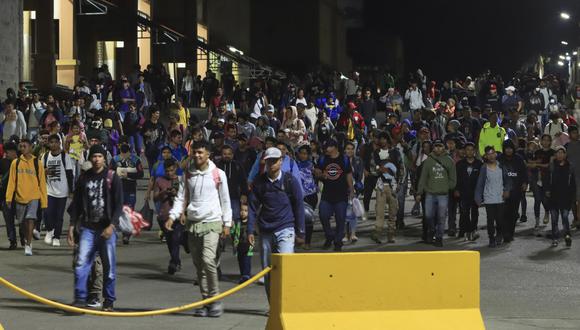 Migrantes de diferentes nacionalidades salen de la Gran Central Metropolitana, en la ciudad San Pedro Sula al norte de Honduras, el 20 de enero de 2024. (Foto de José Valle / EFE)