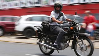 Motociclistas estarán obligados a usar casco y chaleco con número de placa