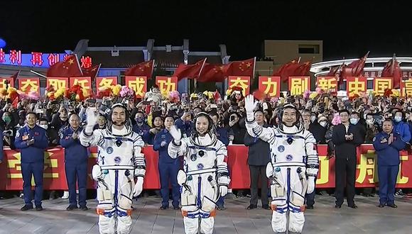 Los astronautas (D-I) Ye Guangfu, Wang Yaping y Zhai Zhigang, la segunda tripulación de la nueva estación espacial de China. (Foto: CCTV / AFP)