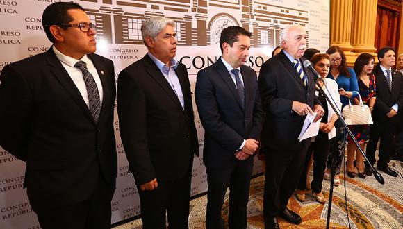 La bancada de Fuerza Popular, liderada por su vocero Carlos Tubino, celebra una conferencia con medios de prensa desde el Palacio Legislativo, el pasado 21 de diciembre. (Foto: Congreso).