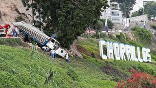 Camión se desbarrancó en Costa Verde y casi causa tragedia