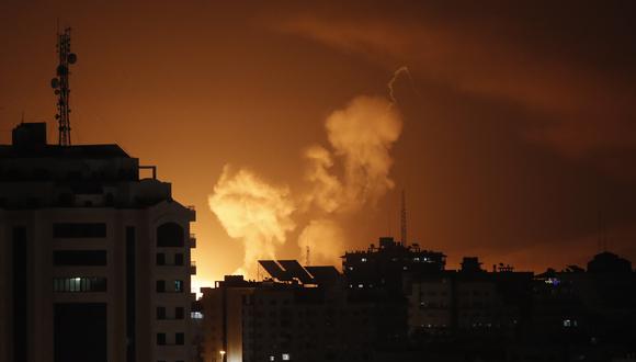El ejército israelí "está atacando actualmente en la Franja de Gaza", decía un comunicado del ejército poco después de que AFP escuchara al menos tres explosiones. Una fuente de seguridad palestina dijo que los ataques habían alcanzado varios sitios de entrenamiento de Hamas. (Foto de MOHAMMED ABED /