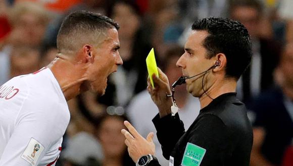 Cristiano Ronaldo se le fue encima al árbitro César Ramos luego de que no sancionara una falta sobre Quaresma en el partido entre Portugal y Uruguay, por los octavos de final de Rusia 2018. (Foto: Reuters)