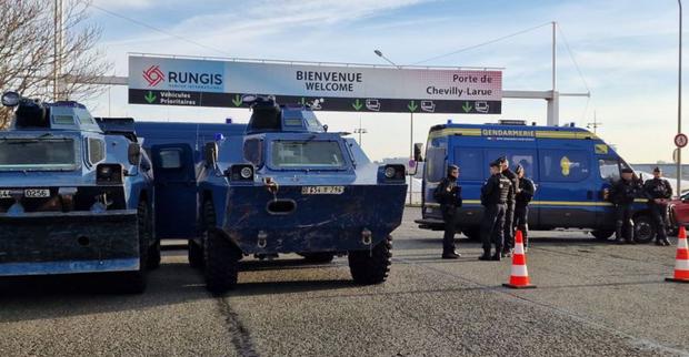 Las fuerzas de seguridad custodiaban el mercado de Rungis, para evitar cualquier tipo de interferencia que afecte el suministro de alimentos hacia París. (Getty Images).
