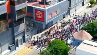 Protestas en Lima: manifestantes se concentraron en exteriores de América Televisión