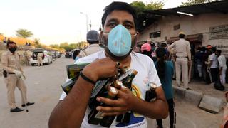 Licorerías de India abarrotadas en primer día de relajación del confinamiento por coronavirus | FOTOS