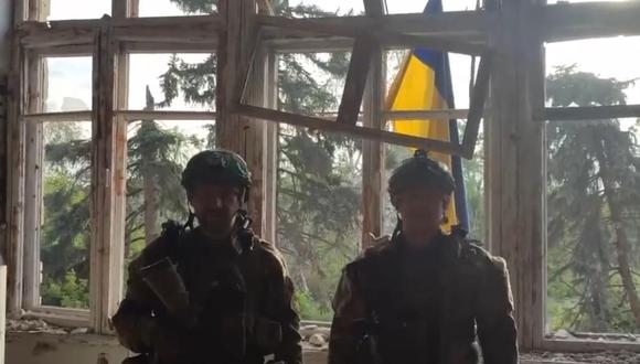 Fuerzas ucranianas en la localidad de Blagodatne, en la región oriental de Donetsk, tras colocar su bandera en la fachada de un edificio en ruinas el 11 de junio de 2023. (Foto de Europa Press)