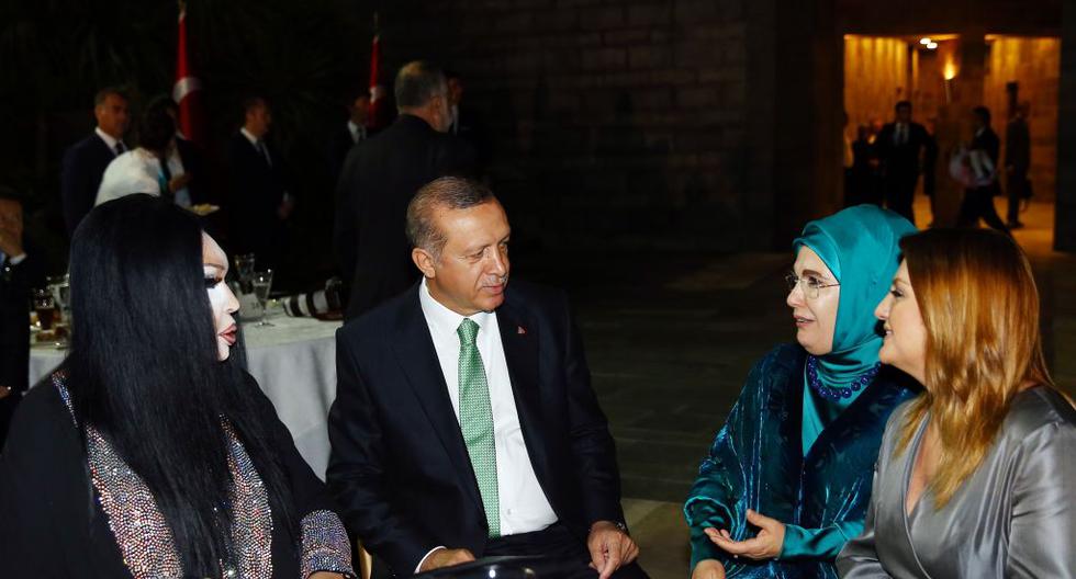 El presidente turco y su esposa cenaron con la celebridad turca transexual y actriz Bulent Ersoy. (Foto: AFP/Oficina de prensa de la presidencia turca/Kayhan Ozer)