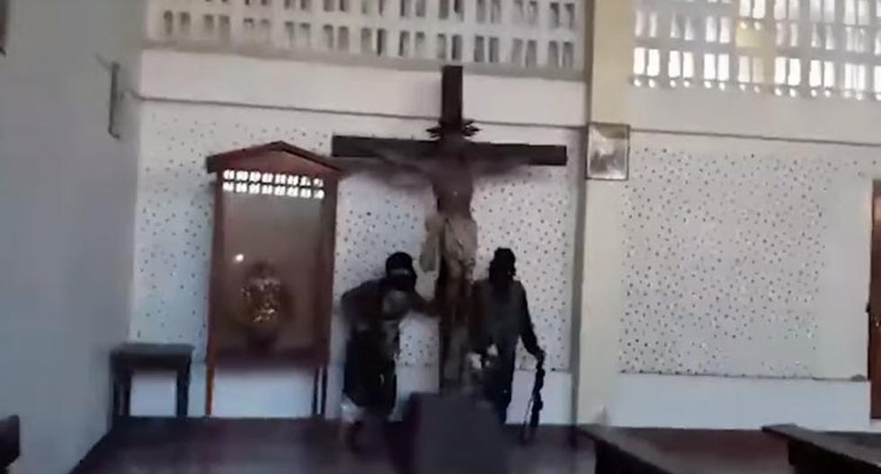 El Estado Islámico publicó un video en el que se ve a varios de sus integrantes destruyendo una iglesia católica supuestamente en la ciudad de Marawi, en Filipinas. (Fotocaptura: YouTube)
