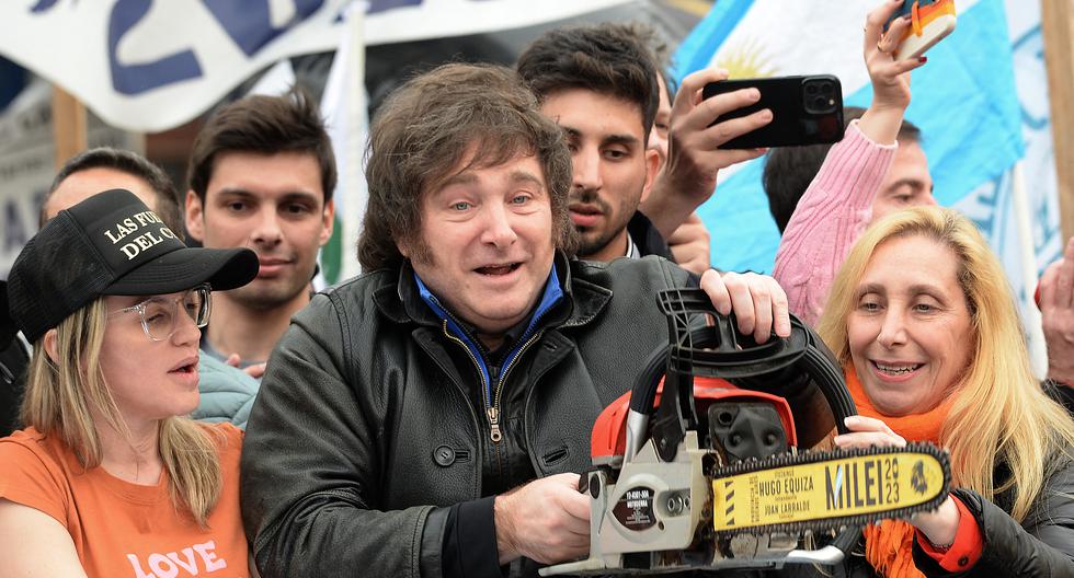 Javier Milei agita una motosierra entre su hermana Karina Milei y la candidata a gobernadora de la provincia de Buenos Aires, Carolina Píparo, durante un mitin político en La Plata, el 12 de septiembre de 2023. (AFP).