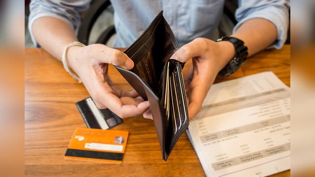 Generar nuevos gastos o deudas: esto puede ser perjudicial para su plan de ahorros porque afectaría sus ingresos netos. Por ende, podría ahorrar una menor cantidad de dinero o nada. (Foto: Shutterstock)