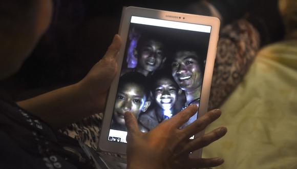 Tailandia: Los niños atrapados preguntan cuándo saldrán de la cueva. (AFP).