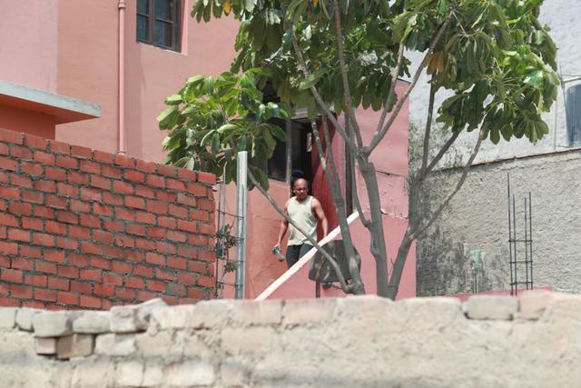 Pocas horas después de la llegada de Osmán Morote a la casa en Chaclacayo, empezaron a construir un muro para cercar la propiedad al lado de un descampado. (Lino Chipana / El Comercio)
