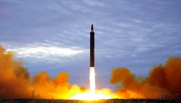 ¿Cuál es el riesgo de que un barco o un avión comercial sean impactados por los misiles que lanza Corea del Norte? (Foto: AFP)