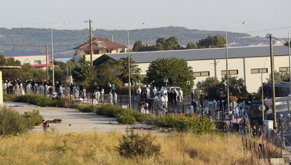 La policía rodea el área donde refugiados del destruido campamento de Moria se encontraban aguardando por ayuda en la isla de Lesbos. (Manolis LAGOUTARIS / AFP).