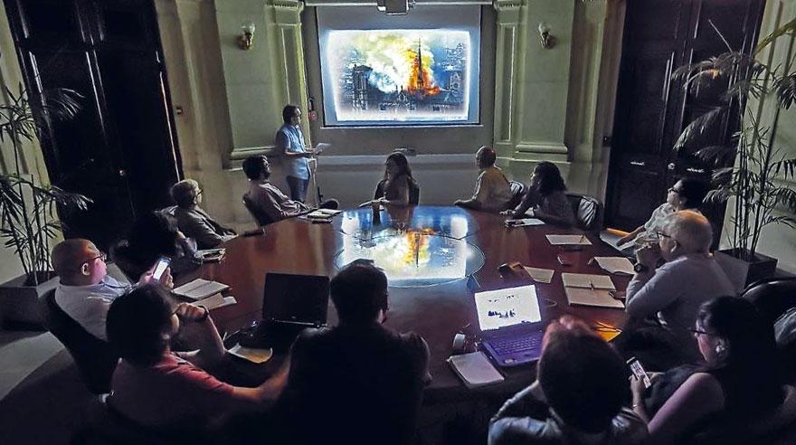 El equipo editorial de El Comercio, reunido en la mítica rotonda, discute el plan de despliegue informativo multiplataforma que día a día llega a nuestros lectores.