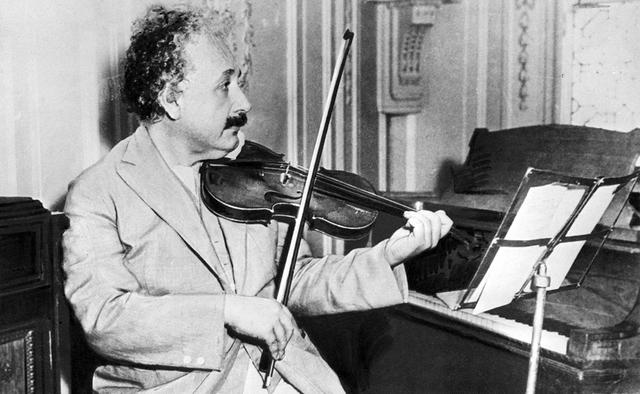 Albert Einstein ha confesado en más de una ocasión su pasión por la música, en especial por el violín. (Foto: AFP)