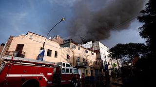 Incendio en Mesa Redonda: se reaviva fuego en la galería del jirón Andahuaylas | VIDEO