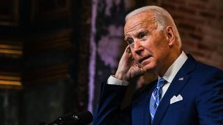 Joe Biden resbala mientras jugaba con su perro y se rompe el pie