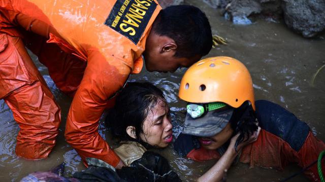 Indonesia: Intentan rescatar a adolescente atrapada bajo una plancha de cemento. (EFE)
