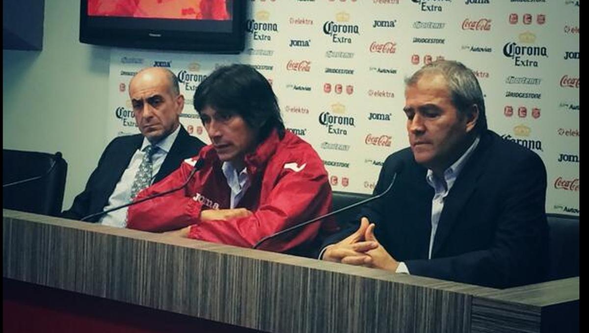 Ángel Comizzo se acordó de la 'U' al ser presentado en Monarcas