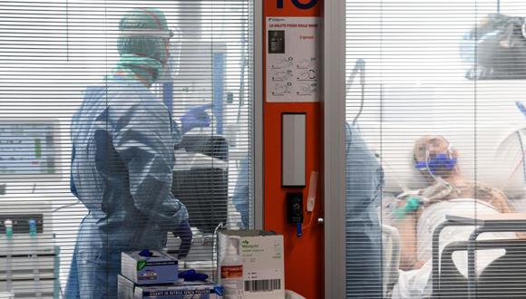 Los servicios hospitalarios en Italia se ven rápidamente saturados por el incremento de pacientes con coronavirus. (AFP).