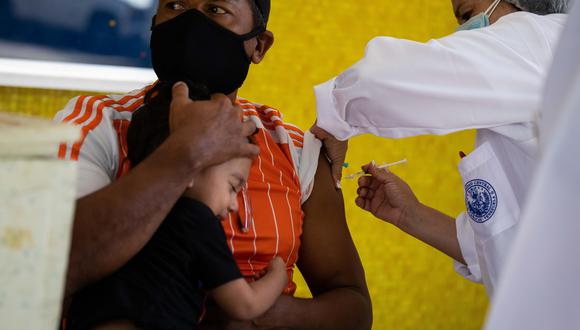 Una enfermera inyecta una dosis de la vacuna Sinopharm, el 14 de septiembre de 2021, en Caracas. Padres venezolanos muestran miedo y preocupación ante el anuncio del presidente Nicolás Maduro de vacunar contra el COVID-19 a niños de 3 años en adelante. (Foto: EFE/ Rayner Peña R)