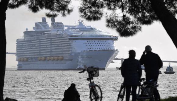 El crucero turístico de la compañía estadounidense Royal Caribbean Cruise Limited (RCCL) Symphony of the Seas abandona el astillero de Saint-Nazaire, en el oeste de Francia, el 24 de marzo de 2018. (Foto de LOIC VENANCE / AFP).