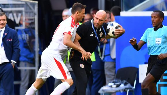 Costa Rica vs. Serbia: Matic empujó a asistente técnico 'tico' en Rusia 2018. (Foto: AFP)