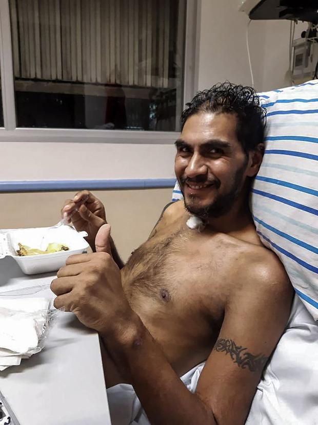 El sobreviviente de Covid-19 Raúl Gutiérrez es fotografiado el 9 de septiembre de 2020 en el hospital El Cruce, en Florencio Varela. (Foto de LAURA ZABALA / AFP).