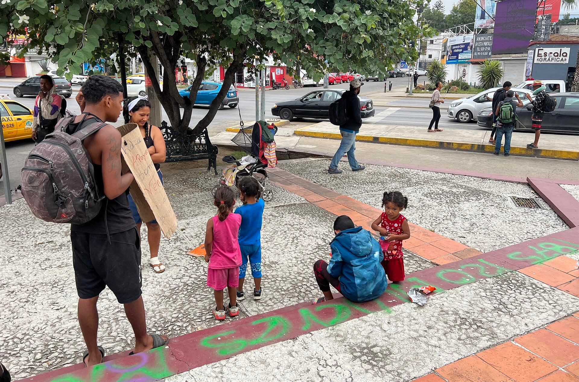 Venezuelan migrants have been stranded and are now wandering in the southern states of Mexico following restrictions announced last week by the United States.  (EFE / José de Jesús Cortés).
