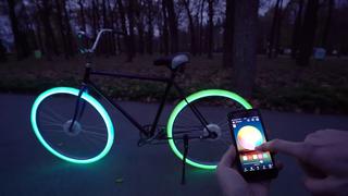 Ingeniero ucraniano crea una bicicleta cuyas llantas cambian de color con un toque en el celular | VIDEO