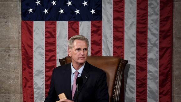 El nuevo presidente electo de la Cámara de Representantes de EE. UU., Kevin McCarthy, sostiene el mazo después de ser elegido en la votación número 15 en el Capitolio de EE. UU. en Washington, DC, el 7 de enero de 2023. (Foto de OLIVIER DOULIERY / AFP)