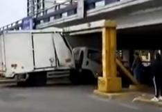 Camión impacta contra puente en avenida Brasil y queda atrapado en su estructura