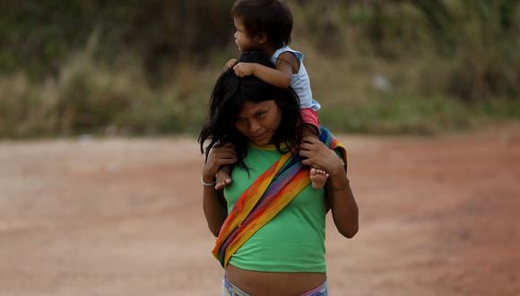 Una mujer indígena yanomami sostiene a su hijo mientras camina en la ciudad de Boa Vista, estado de Roraima, Brasil, el 4 de febrero de 2023. (Foto de Michael DANTAS / AFP)