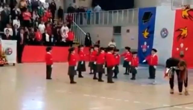 Profesora de colegio en Pachuca pasó un momento vergonzoso durante una ceremonia escolar. (Foto: YouTube/captura)