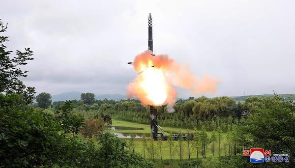 El lanzamiento de prueba del nuevo misil balístico intercontinental (ICBM) "Hwasong-18" en un lugar no revelado en Corea del Norte, el 12 de julio de 2023. (Foto de KCNA VIA KNS / AFP)