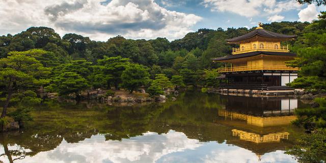 Kioto, Japón:  Es la segunda ciudad más visitada de Japón después de su capital, Tokio.
Ubicada en el centro del país, Kioto fue la capital entre los años 794 y 1868 y en ella se instaló la sede de la Corte Imperial.
Entre sus monumentos más importantes están el Palacio Imperial, el Castillo Nijō, el Kinkaku-ji y el Ginkaku-ji (Santuario Heian y el Fushimi Inari-taisha).