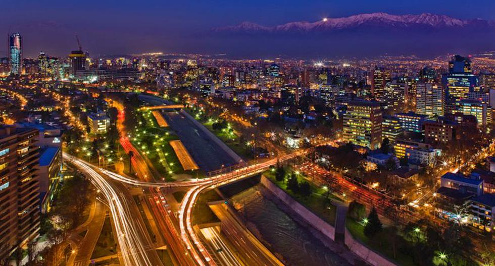 Vista nocturna de Santiago de Chile. (Foto: Wikimedia)