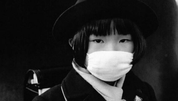 Una niña japonesa se cubre el rostro a finales del siglo XIX. (GETTY IMAGES)