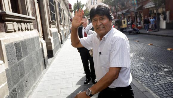 El expresidente de Bolivia, Evo Morales, llega hasta el lugar donde ofreció una conferencia de prensa en Ciudad de México. (REUTERS/Luis Cortes).