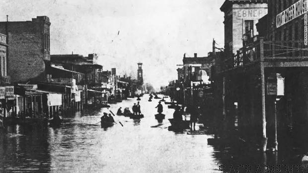 This 1861 photo shows flooding in Sacramento, California.  (Sacramento Public Library).
